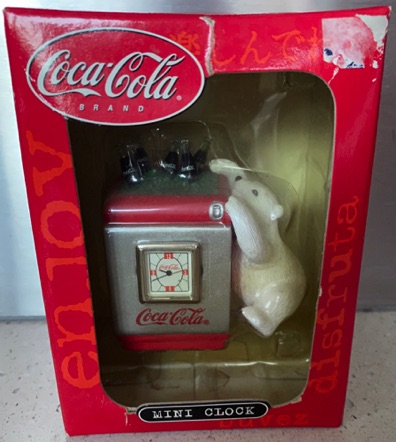 3150-1 € 15,00 coca cola mini klok ijsbeer bij koelbox.jpeg